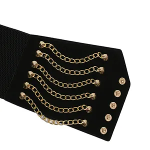 Detailansicht eines schwarzen elastischen Taillengürtels mit Goldketten und Nieten