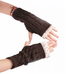 Vue détaillée des mitaines en tricot marron avec une bordure en dentelle blanche