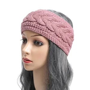 Primer plano de diadema de punto trenzado rosa en cabeza de maniquí para invierno.