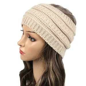 Vista lateral de una diadema gruesa de punto beige con orejeras en una cabeza de maniquí