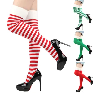 Detalle de calcetines de Navidad por encima de la rodilla a rayas y lisos con borde de pelo.