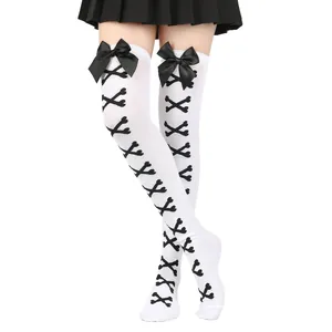 Détail de chaussettes hautes blanches avec nœuds en satin noir et imprimé d'os