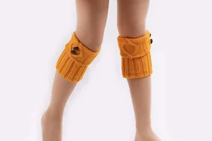 Gelbe Strick-Stiefelstulpen mit Holzknöpfen und Rippenmuster für den Winter.