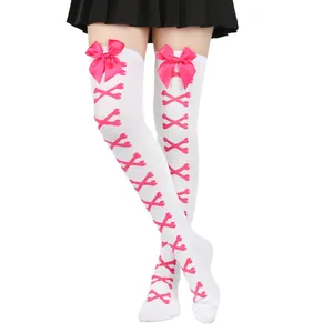 Gros plan détaillé de bas blancs avec nœuds en satin rose vif et motifs d'os croisés
