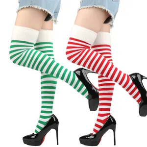 Detalle de calcetines altos a rayas rojas y verdes con borde de piel sintética blanca.