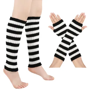 Komplettansicht der schwarz-weiß gestreiften Strick-Beinstulpen und Handschuhe