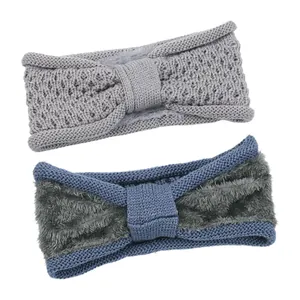 Vue détaillée de deux bandeaux tricotés doublés polaire avec nœud papillon et texture