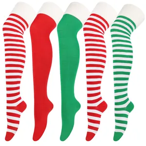 Vista detallada de calcetines navideños por encima de la rodilla con ribete de pelo