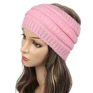 Vista de detalle macro de la diadema de invierno de punto trenzado rosa en maniquí