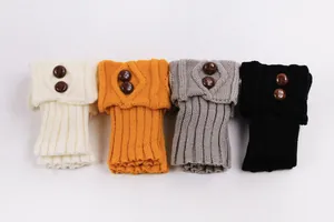 Dekorative gestrickte Beinwärmer mit Vintage-Knöpfen in Weiß, Orange, Grau und Schwarz