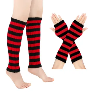 Winterwarmes Set aus rot-schwarz gestreiften Strickstulpen und fingerlosen Handschuhen