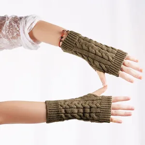 Gedetailleerde weergave van de dikke kabelgebreide textuur van deze handschoenen