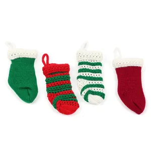 Vierfarbiges Set aus kleinen gestrickten Weihnachtssocken als Baumschmuck und Geschenkbeutel