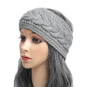 Diadema gris de punto trenzado para calentar orejas en maniquí para deportes de invierno