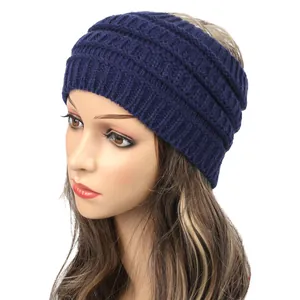 Diadema de punto grueso azul marino para coleta en un maniquí para el invierno