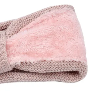 Gros plan d'un bandeau en tricot rose avec doublure polaire douce et chaude