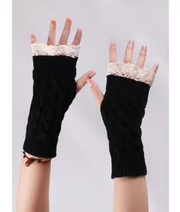 Vue détaillée des mitaines en tricot noir avec bordure en dentelle blanche