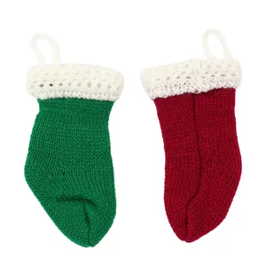 Detailansicht kleiner rot-grüner Strick-Weihnachtssocken mit weißen Bündchen