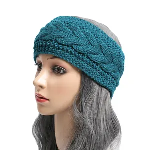Detalle de la textura de la diadema de invierno de punto verde azulado en modelo