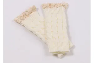 Vue détaillée des chauffe-bras en tricot torsadé crème avec bordure en dentelle.