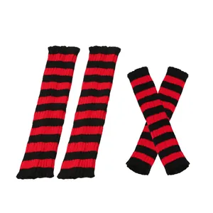 Set aus rot-schwarz gestreiften Strick-Beinstulpen und Armstulpen für den Winter
