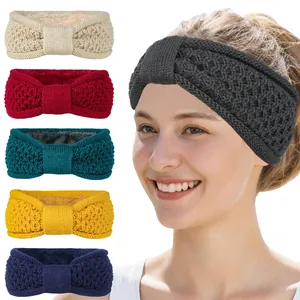 Détail de bandeaux en tricot avec doublure polaire et nœud, disponibles en plusieurs coloris