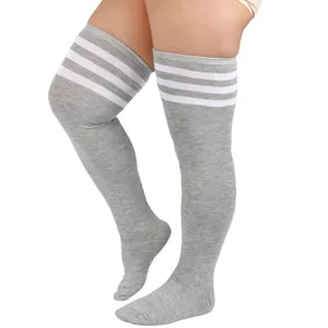 Detailansicht graue Überknie-Socken in Übergröße mit weißen Streifen