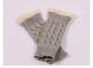 Mitaines en maille torsadée grise pour femme avec bordure élégante en dentelle