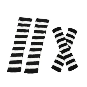 Detailansicht des schwarz-weiß gestreiften Strickmusters an Stulpen und Armstulpen.