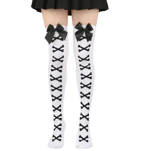 Chaussettes hautes blanches avec nœuds noirs et motifs d'os pour cosplay de style Lolita.
