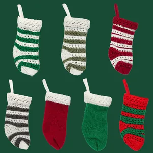 Detailansicht verschiedener kleiner gestrickter Weihnachtsstrümpfe für die Dekoration