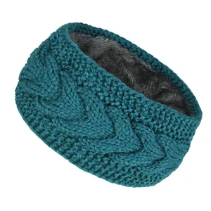 Detalle de diadema de punto verde azulado con forro de felpa gris suave para invierno.