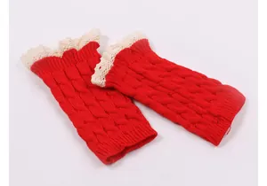 Vue détaillée des chauffe-poignets en tricot rouge avec bordure en dentelle crème
