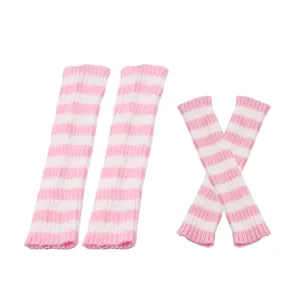 Detailansicht der weichen Strickstruktur dieser rosa-weiß gestreiften Beinstulpen