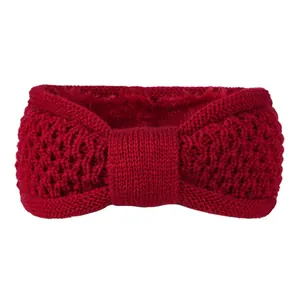 Gros plan du bandeau tricoté rouge à nœud avec doublure polaire douce pour l'hiver