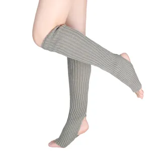 Détail de jambières de yoga grises en tricot de 50 cm avec talon ouvert pour la danse
