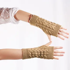 Gezellige camel kabelgebreide vingerloze handschoenen voor winterse warmte en stijl