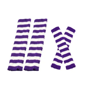 Detailansicht von violett und weiß gestreifter Strick-Beinstulpen und Armstulpen Set