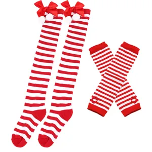Weihnachtsset mit rot-weiß gestreiften Overknee-Socken und Armstulpen mit Schleifen