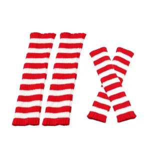 Set aus rot-weiß gestreiften Strick-Beinstulpen und Armstulpen für die Winterzeit