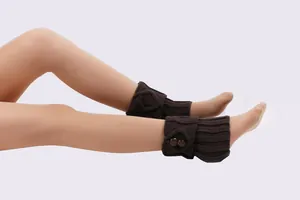 Detailansicht brauner gestrickter Stiefelstulpen mit dekorativen Knöpfen und Zopfmuster