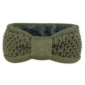 Vue macro d'un bandeau en tricot vert olive avec doublure polaire grise pour la chaleur