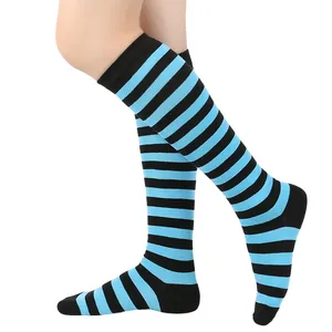 Chaussettes hautes rayées bleu et noir pour femmes, idéales pour le cosplay et le sport