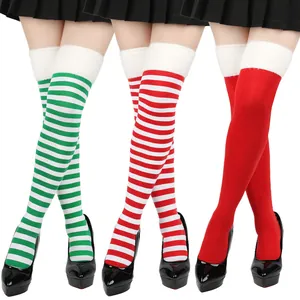 Vista detallada de tres estilos de calcetines navideños de 70 cm por encima de la rodilla