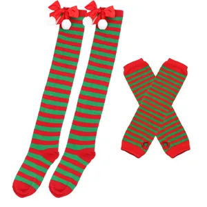 Detailansicht des Weihnachts-Set mit rot-grün gestreiften Kniestrümpfen und Armstulpen.