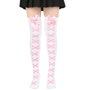 Vue détaillée des chaussettes hautes blanches avec nœuds roses et motifs d'os imprimés