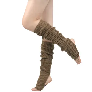 Détail de jambières de yoga en tricot marron avec étrier pour le ballet et la danse
