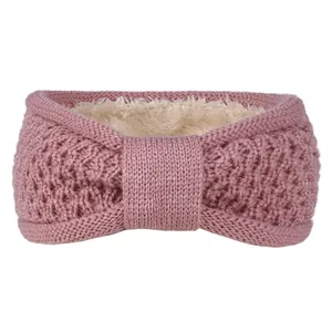 Gros plan d'un bandeau en tricot rose avec doublure polaire douce pour l'hiver.