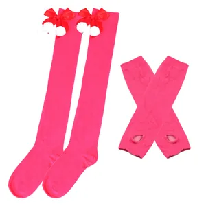 Weihnachtsset in Pink mit Overknee-Schleifensocken und passenden fingerlosen Handschuhen.