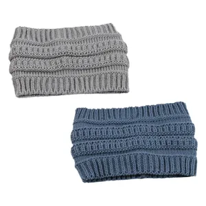 Detalle de los calentadores de orejas de invierno de punto gris y azul trenzado.